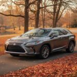 El Lexus RX se integra perfectamente en suburbios y calles tranquilas, ofreciendo viajes relajados y confortables. Su rendimiento moderado y su discreta presencia hacen que la rivalidad con BMW sea silenciosa, centrada en suavidad y comodidad más que en prestaciones deportivas.
