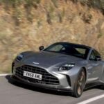 El Aston Martin Vantage combina diseño elegante con un V8 biturbo de 656 CV en el modelo 2025+. Su rendimiento y estética sugieren un supercoche, pero su enfoque en comodidad y usabilidad lo sitúan más como un gran turismo de alto rendimiento que un superdeportivo puro.