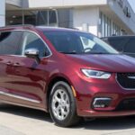 Minivanes híbridas como Chrysler Pacifica Hybrid ofrecen ahorro de combustible, pero su costo inicial elevado y complejidad técnica pueden superar los beneficios. El espacio de carga limitado y la tecnología que rápidamente queda obsoleta hacen que sean menos prácticas de lo que prometen.