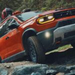 El Honda Passport brilla por su practicidad y fiabilidad. Con tracción integral de serie y un amplio asiento trasero, prioriza controles simples y espacio de carga generoso. Con precios entre $44,750 y $53,650, ofrece una experiencia funcional y robusta, ideal para familias que necesitan un SUV capaz y duradero.