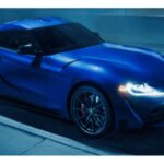 La Toyota GR Supra, uno de los deportivos más emblemáticos de la marca, también se despedirá en 2026. Los vehículos deportivos de nicho, como el Supra, enfrentan ventas relativamente bajas en comparación con los SUVs y vehículos electrificados, lo que ha llevado a Toyota a ajustar su línea de modelos. En un mercado donde los consumidores están cada vez más interesados en vehículos familiares y eléctricos, el Supra no logra adaptarse a las nuevas tendencias y se retira, dejando un vacío en el segmento de los autos deportivos tradicionales.