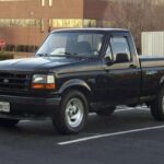 La Ford F-150 SVT Lightning de los años 1993-1995 fue la primera camioneta de alto rendimiento moderna, desarrollada por el Special Vehicle Team (SVT) de Ford. Equipado con un V8 de 240 caballos de fuerza y una suspensión mejorada, el Lightning demostró que los pickups podían manejarse como autos deportivos sin sacrificar su funcionalidad. Su postura agresiva y producción limitada de alrededor de 11,563 unidades lo convirtieron en una pieza muy coleccionable. Este modelo es uno de los antecesores de las camionetas deportivas que siguen siendo populares hoy en día.