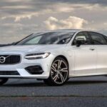 El Volvo S90 es uno de los sedanes de lujo medianos más destacados, especialmente por su impresionante interior. Con materiales de alta calidad y un diseño sobrio, el S90 ofrece una atmósfera elegante y cómoda que atrae a los amantes de la estética minimalista. Además, sus asientos son excepcionalmente cómodos, lo que lo convierte en una opción ideal para viajes largos. El Volvo S90 también ofrece motores potentes, destacándose su versión híbrida enchufable que combina eficiencia con alto rendimiento. Es un sedán que no solo ofrece lujo, sino también una experiencia de conducción suave y equilibrada.