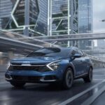 El Kia Sportage es un SUV que se presenta como una opción sólida pero discreta. Con un diseño atractivo y un interior que resalta por su funcionalidad y calidad, el Sportage ha encontrado su lugar en el mercado como una opción confiable y económica. Su conducción es suave, sin ser demasiado destacada, y su diseño interior es cómodo y bien pensado. El Sportage es perfecto para aquellos que buscan un SUV que haga su trabajo sin pretensiones, con una buena relación calidad-precio.