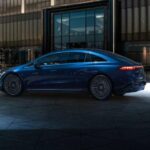 La Mercedes-Benz EQS fue pionera con su impresionante pantalla Hyperscreen, que abarcaba todo el tablero y ofrecía una experiencia digital inmersiva. Aunque inicialmente un avance espectacular en términos de lujo y tecnología, la EQS enfrenta una revisión a partir de 2026 debido a las nuevas regulaciones de visibilidad y seguridad. La pantalla Hyperscreen, que anteriormente se extendía por todo el panel, se reducirá y segmentará, lo que representa una disminución en la experiencia visual. Mercedes tendrá que ajustar su diseño para cumplir con las nuevas normativas, lo que para muchos representará una pérdida en la calidad estética y de lujo de su experiencia a bordo.