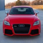 El Audi TT comenzó como un ícono de diseño, pero a medida que pasó el tiempo, Audi perfeccionó su rendimiento y lo convirtió en uno de los deportivos compactos más equilibrados del mercado. Con el sistema de tracción total Quattro, el TT moderno no solo ofrece una conducción ágil, sino que también incluye características de seguridad avanzadas como el asistente lateral, Audi pre sense y control de crucero adaptativo. Con una aceleración de 0 a 60 mph en 3,6 segundos, el Audi TT ha evolucionado de un coche estiloso a una opción práctica, segura y muy divertida de conducir, sin perder su toque deportivo.