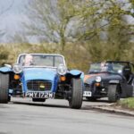 El Caterham Seven es el ejemplo definitivo de éxito sostenido en el mundo del autoensamblaje. Tras tomar el relevo del Lotus Seven en 1973, Caterham supo mantener viva la esencia del deportivo ligero y puro. Con más de 22.000 unidades vendidas y la posibilidad de montarlo en casa aún hoy, sigue siendo el referente absoluto del deportivo DIY clásico.