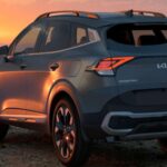 El Kia Sportage es una opción popular para los conductores que buscan un SUV pequeño confiable sin romper el banco. Con una conducción suave y silenciosa, un interior espacioso y un diseño atractivo, el Sportage es ideal para quienes valoran la comodidad y la calidad sin gastar demasiado. RepairPal otorga una calificación de 4/5 en fiabilidad, y la NHTSA ha dado una calificación de seguridad de 5/5 desde 2018, lo que demuestra que el Sportage es una opción segura y confiable, incluso con un kilometraje más alto.