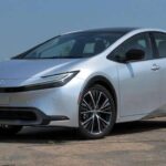 El nuevo Prius sorprende por su diseño y mantiene intactas sus virtudes clásicas: eficiencia y fiabilidad. Su maletero de 23,8 pies cúbicos es ligeramente inferior al de la generación anterior, pero sigue siendo notable para un híbrido compacto, reforzando su carácter de coche práctico para el día a día.