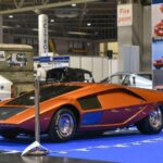 Tan bajo que entrar exigía levantar el parabrisas como en un caza. Medía apenas un metro de altura y convertía cualquier deportivo convencional en algo tímido. Su interior parecía un laboratorio espacial, y su forma, una flecha naranja dispuesta a cortar el aire. Generaba multitudes en cada exhibición. Inspiró al Stratos de rally y a generaciones de diseñadores que creen que un coche debe provocar antes que agradar.