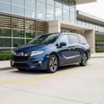 La minivan que organiza la vida. Lleva niños, mochilas, rutinas. El nuevo símbolo es tan cercano al anterior que casi no se percibe. Los recorridos escolares se mezclan unos con otros. La fiabilidad se repite como un mantra. Sigue avanzando sin quejarse. Otro día más.