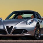 El Alfa Romeo 4C fue un intento de la marca italiana de regresar a sus raíces deportivas, pero su enfoque extremadamente purista y su falta de comodidad para el uso diario limitaron su éxito. A pesar de su ligereza y motor turboalimentado, solo se vendieron 2,188 unidades, lo que demuestra lo difícil que fue competir en un mercado dominado por SUVs y otros deportivos más prácticos.
