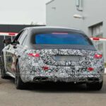 Las primeras pruebas, como las realizadas por CAR Magazine, destacan una respuesta más viva sin perder la suavidad que define a la Clase S. Es el concepto de “alto rendimiento silencioso”: potencia sin estridencias. Además, este V8 servirá de base para modelos como el AMG S 63 y el futuro CLE 63 AMG, marcando el inicio de una estrategia V8 más amplia dentro de la marca.