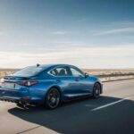 El F Sport ya es, de por sí, la cara más dinámica del ES. Sin embargo, sigue siendo un Lexus conservador. El kit Modellista lo empuja un paso más allá visualmente, acercándolo a lo que muchos esperan de una berlina deportiva. En la práctica, el día a día sigue siendo tranquilo. La estética promete más de lo que el carácter entrega, y esa diferencia deja una sensación curiosa en el propietario.