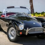 A diferencia de las series CSX, el MKII Slab Side introduce ligeras mejoras modernas. Mantiene la esencia Shelby, pero ajusta el habitáculo para conductores más altos y refina la suspensión por seguridad.

El chasis replica los planos originales de AC Cars, con refuerzos discretos para mayor rigidez. Cada detalle, desde el pomo de la guantera hasta los relojes, está recreado con obsesión. Es casi indistinguible del original, pero algo más habitable.