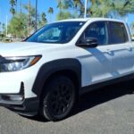 La Honda Ridgeline 2022 se distingue por su construcción monocasco y manejo similar al de un automóvil, lo que la hace única en su clase. Equipado con un motor V6 de 3.5 litros, ofrece una conducción suave y refinada, muy diferente a la de las camionetas tradicionales de chasis. Entre sus características más destacadas se encuentran el compartimiento de almacenamiento en la cama y la puerta trasera de acción dual, que aportan utilidad adicional para tareas cotidianas. Aunque no es la mejor opción para remolcar cargas pesadas, la Ridgeline se destaca por su comodidad y versatilidad, ideal para quienes buscan una camioneta práctica para el día a día.