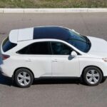 El Lexus RX es uno de los SUV de lujo más duraderos que se han fabricado. A menudo supera las 200,000 millas sin problemas importantes, y algunos modelos pueden llegar a más de 300,000 millas con el mantenimiento adecuado. Con una cadena de distribución en lugar de una correa, no es necesario reemplazarla, y con un cuidado adecuado, este SUV puede durar muchos años sin necesidad de grandes reparaciones.