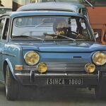 El Simca 1000 es otro clásico de los años 60 que tenía una presencia única. Aunque de tamaño pequeño y con un diseño relativamente cuadrado, su expresión facial era de pura determinación. Las 'cejas' sobre las luces, características de su diseño, daban la sensación de que el Simca 1000 estaba siempre en movimiento, decidido a llegar a su destino sin dejar que nada lo detuviera. Este coche no solo era pequeño, sino que tenía la actitud de un coche mucho más grande, siempre listo para enfrentarse al tráfico.