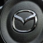 El Mazda CX-70 híbrido enchufable 2026 comienza en $44,250, lo que representa una gran reducción en comparación con versiones anteriores más caras. Mazda ha emparejado el sistema híbrido con hasta 323 caballos de fuerza y lo ha posicionado como un SUV ideal para conducir en modo totalmente eléctrico hasta 32 millas en condiciones normales, antes de que el sistema híbrido entre en acción. El CX-70 tiene capacidad para cinco personas y un amplio espacio de carga. Además, sus características tecnológicas incluyen Mi-Drive con modos de conducción deportiva, off-road, remolque y EV. Su manejo deportivo, toques de lujo y avanzadas características de seguridad lo hacen un competidor fuerte en el segmento de SUVs híbridos medianos.