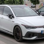 El Volkswagen GTI sigue siendo un estándar en el segmento de los hatchbacks deportivos. Su motor turbo de 2.0 litros y 241 CV, junto con una dirección precisa y manejo refinado, lo hacen ideal tanto para la ciudad como para carreteras abiertas. Su interior moderno y espacioso combina practicidad y rendimiento en un solo paquete.