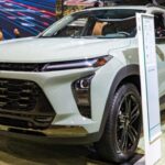 Con un precio base de $20,500, el Chevrolet Trax 2025 es uno de los SUV más económicos del mercado. Ofrece cabina moderna, tecnología actualizada y características prácticas, incluyendo pantalla táctil de 11 pulgadas con Apple CarPlay y Android Auto inalámbricos, y eficiencia de combustible superior a 30 mpg.