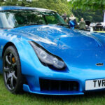 El Sagaris representaba el enfoque británico de conducir sin ayudas electrónicas. Su carrocería ligera y motor potente ofrecían aceleración fulminante, pero la dirección nerviosa y la ausencia de asistencia hacían que cualquier error se tradujera en un riesgo inmediato.