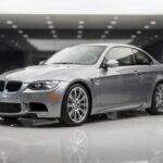 El S65 V8 del M3 E92 canta en cada cambio, ofreciendo respuesta pura y cambios suaves. Algunos problemas menores como rodamientos de biela o corrosión ligera no opacan su balance y placer de conducción.