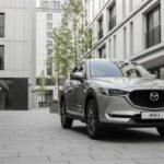 El Mazda CX-5 combina deportividad y acabado premium, especialmente en versiones con interior de cuero. Su manejo ágil y preciso lo hace divertido de conducir, mientras mantiene practicidad y comodidad para el día a día, equilibrando entretenimiento y utilidad.