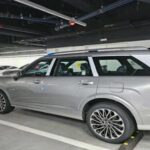 Sus rivales potenciales incluyen el Toyota Alphard, Lexus LM y Kia Carnival Hi-Limousine, pero el Palisade High Roof mantiene dinámica de SUV y familiaridad de marca, diferenciándose de los MPVs tradicionales. Esto permite a Hyundai captar mercados donde se prefieren SUVs sin renunciar al confort y la imagen de lujo para los ocupantes traseros, especialmente en Asia y Medio Oriente.