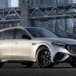 El Mercedes-AMG E 53 Híbrido 2026 es una de las opciones más atractivas para los que buscan lujo, velocidad y eficiencia. Su motor híbrido enchufable de seis cilindros en línea de 3.0 litros genera 577 caballos de fuerza, y con el modo Race Start alcanza los 604 caballos de fuerza, lo que le permite acelerar de 0 a 100 km/h en solo 4 segundos, un segundo más rápido que el Mercedes-AMG GLE 53 4Matic 2026. Aunque el GLE 53 es un SUV con un rendimiento impresionante, el E 53 se lleva la delantera en cuanto a velocidad y capacidad de respuesta. Este vehículo destaca por su combinación de lujo y rendimiento en una plataforma familiar, ofreciendo lo mejor de ambos mundos sin sacrificar confort.