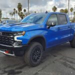 El Chevrolet Silverado ZR2 está diseñado para quienes necesitan una camioneta resistente que pueda afrontar condiciones extremas sin dudarlo. Con una suspensión todoterreno especializada y placas de protección, el ZR2 está preparado para cualquier terreno accidentado. Su motor potente y su tecnología avanzada aseguran que ofrezca un rendimiento excepcional sin sacrificar el confort. Ya sea para trabajar en un sitio o para explorar fuera de los caminos, el Silverado ZR2 es una opción confiable que no te defraudará. Con la Silverado ZR2, puedes estar seguro de que estarás listo para cualquier desafío, sin importar cuán exigente sea.