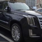 El Cadillac Escalade es un SUV de lujo que comparte la misma plataforma de tamaño completo que otros modelos de GM, pero con un enfoque en el refinamiento y el confort. A pesar de que su capacidad de remolque de 8,200 libras (aproximadamente 3,719 kg) es ligeramente inferior a la de sus hermanos, el Escalade compensa con una experiencia de conducción excepcionalmente suave. Equipado con un motor V8 de 6.2L, el Escalade mantiene el equilibrio perfecto entre lujo y funcionalidad, siendo una excelente opción para quienes buscan comodidad sin renunciar a la capacidad de remolque.