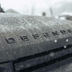 El Land Rover Defender combina lujo con capacidad todoterreno de primer nivel. Con un interior refinado que no sacrifica la dureza, el Defender es perfecto para aquellos que desean aventura sin renunciar al confort. Este SUV es tan capaz en los terrenos más desafiantes como elegante en las carreteras, lo que lo convierte en un vehículo único para quienes buscan una experiencia de conducción equilibrada, ya sea en un safari o una escapada de fin de semana. El Defender ofrece confianza en el off-road mientras mantiene una calidad de vida interior que rivaliza con algunos de los mejores vehículos de lujo.