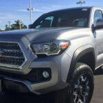 El Toyota Tacoma TRD Off-Road es ideal para aquellos que buscan un todoterreno capaz pero a un precio más accesible. Con características como el Control de Ascenso (Crawl Control) y el diferencial trasero bloqueable, este modelo está diseñado para ofrecer un rendimiento excepcional sin necesidad de un presupuesto elevado. Toyota, conocida por su fiabilidad, no decepciona con el Tacoma, ofreciendo un vehículo duradero y listo para cualquier desafío off-road.
