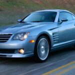 El Chrysler Crossfire sigue llamando la atención años después de su lanzamiento. En persona desprende un aire art déco y retrofuturista muy marcado, con un capó interminable, pasos de rueda muy definidos y una zaga fastback inconfundible. Sus proporciones “recortadas” le dan una presencia casi de coche custom de fábrica. Puede que no fuese el GT perfecto dinámicamente, pero visualmente sigue siendo una apuesta valiente y diferente.