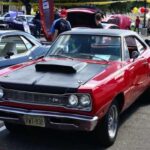 El Super Bee se posicionaba como una opción más “accesible” dentro del catálogo de Dodge, pero su Hemi escondía un secreto similar. Con 425 CV oficiales, en realidad superaba los 470 CV. Era un muscle car discreto en imagen, pero brutal en prestaciones, ideal para quienes buscaban máximo rendimiento sin atraer demasiada atención.