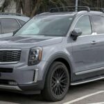 El Kia Telluride destaca por su excelente reputación en seguridad y su interior espacioso. Sus sistemas de asistencia vienen de serie y lo posicionan como uno de los SUV familiares mejor valorados.