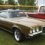 El diseño del Grand Prix de 1969 revolucionó la marca: capó largo, cola corta, estilo “coke-bottle” y detalles como manillas empotradas y antena oculta. Su estética llamativa y elegante lo distingue frente a otros coches clásicos americanos.