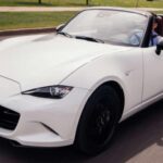 El MX-5, icono desde 1989, sigue ofreciendo diversión pura gracias a su bajo peso, reparto 50/50 y chasis equilibrado. Con 181 CV en la versión actual, transmisión manual o automática de seis velocidades y control vectorial de par, mantiene la esencia de los deportivos clásicos biplaza.