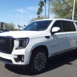 El Yukon XL ofrece alta capacidad de remolque y amplio espacio para hasta nueve pasajeros. Su construcción resistente y motores fiables garantizan años de uso intenso sin comprometer la fiabilidad.