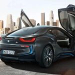 El híbrido deportivo de BMW parecía sacado de la ciencia ficción: chasis de carbono, motor 1.5 L + eléctrico, 357–369 hp y 0–60 mph en 4,2 s. Un paso audaz hacia el futuro eléctrico de la marca.