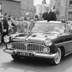 Creado para uso presidencial, el Présidence era puro lujo francés: interiores artesanales, cambio automático y detalles dignos de una limusina. Su V8 de origen Ford ya estaba desfasado, pero su imagen institucional lo convirtió en uno de los coches oficiales más singulares de Europa.