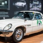 El Cosmo 110S fue el primer coche de producción con motor rotativo Wankel de Mazda. Su diseño futurista reflejaba el espíritu de la carrera espacial, y su mecánica era tan innovadora como arriesgada. Con hasta 128 PS en sus versiones finales y una producción artesanal muy limitada, el Cosmo es hoy uno de los Mazda más admirados y raros jamás fabricados.