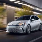 El Toyota Camry sigue siendo uno de los sedanes más vendidos y fiables, con buen consumo y un interior bien equipado. Su popularidad es una garantía de mantenimiento sencillo y valor estable. Algunos concesionarios ofrecen financiación alrededor del 5,49 % APR.