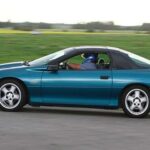 La Gen 4 consolidó el salto moderno. El cuarto de milla bajó a 13,6 segundos y la velocidad máxima subió a 160 mph. En 1998 debutó el V8 LS1 de 5.7 litros, más compacto y avanzado. Las cajas manuales de 6 marchas permitieron exprimir mejor la velocidad punta, marcando una era clave para el Camaro.