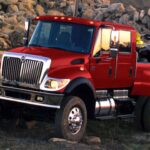 El International CXT es una pickup construida sobre un chasis de camión pesado, el mismo que se usa para quitanieves o camiones hormigonera. Montaba un enorme motor diésel de seis cilindros y una transmisión automática Allison.

Su tamaño era descomunal, su precio superaba los 100.000 dólares y su utilidad era cuestionable para uso cotidiano. Precisamente por eso, hoy es una pieza muy buscada por coleccionistas de vehículos extremos.