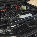 Consume bastante menos que el viejo V8, pero sigue lejos de ser frugal. Mejora frente a Wrangler o Bronco convencionales, aunque queda muy por detrás de híbridos enchufables como el Wrangler 4xe.