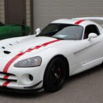 Shelby sufría angina y competía llevando pastillas de nitroglicerina por si el dolor aparecía en plena carrera. Ganó Le Mans como piloto en 1959 sabiendo que su corazón podía fallar en cualquier momento. Se retiró en 1960, pero nunca bajó el ritmo fuera del coche.