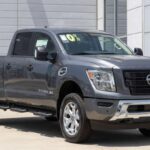 La Nissan Titan es una camioneta de tamaño completo que ofrece una potente combinación de fuerza y comodidad. El modelo 2023 viene con un motor V8 estándar que proporciona una gran cantidad de caballos de fuerza y torque, ideal para tareas de remolque y transporte.

El Titan también destaca por su excelente garantía y un interior cómodo, lo que lo convierte en una opción atractiva para quienes buscan fiabilidad y tranquilidad. Su asequibilidad y características de seguridad estándar hacen que sea una alternativa práctica frente a camionetas más caras, sin sacrificar rendimiento ni confort.