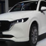 La Mazda CX-5 es una opción destacada para quienes buscan una conducción dinámica sin sacrificar el confort. Este SUV compacto ofrece un manejo ágil y un interior que rivaliza con marcas de lujo, lo que lo convierte en una excelente opción para quienes valoran una experiencia de conducción más deportiva. A pesar de ser un SUV compacto, la CX-5 cuenta con un interior bien terminado y materiales de alta calidad.

Por otro lado, la Mazda CX-50 lleva las cosas un paso más allá al añadir mayor altura de la suspensión y un diseño exterior más centrado en la aventura. Con un enfoque en los viajes todoterreno y un diseño robusto, la CX-50 es ideal para quienes buscan explorar fuera de la carretera, mientras disfrutan de las características de lujo que Mazda ofrece.